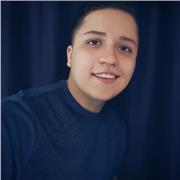 Profesor de fútbol, imparte clase a niños de 8 a 12 años